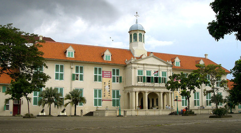 1200px-Stadhuis_Batavia,_Jakarta