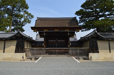 Kyoto-gosho_Kenreimon_(closed)