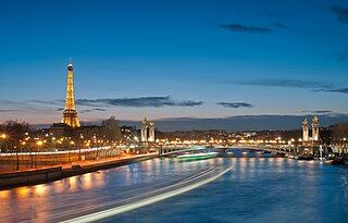 Eiffel_Tower_and_Pont_Alexandre_III_at_night