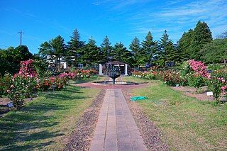 Rose_garden_in_the_Nihon-Kokkaen
