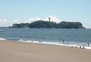 Enoshima_view_from_Kugenuma_beach