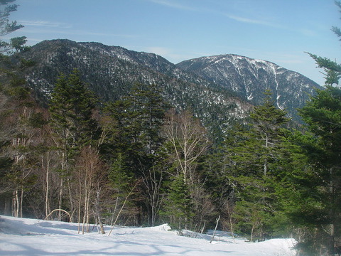 1200px-Mount_Hachimori_from_Nomugitoge_ski_resort_2008-04-25
