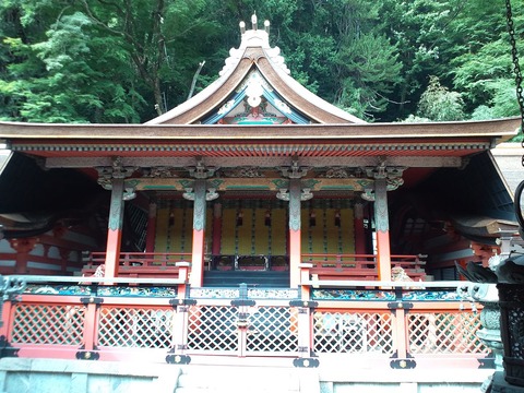 1200px-Tanzan-jinja_Honden