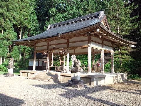 1200px-Yatagarasu-jinja_Haiden