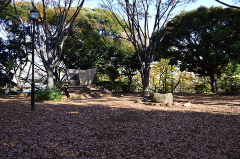 1200px-Shiba-maruyama-kofun_funcho