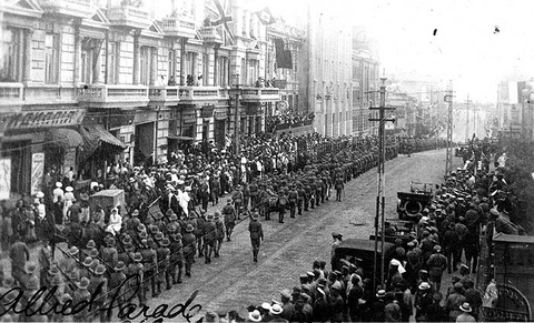 4_U.S._Wolfhounds_on_parade_in_Vladavostock,_August_1918