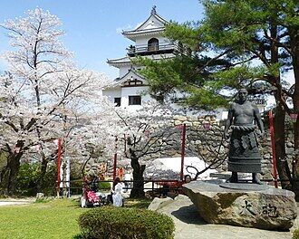 Shiroishijo_Castle_&_statue_of_Ōzutsu_Man'emon