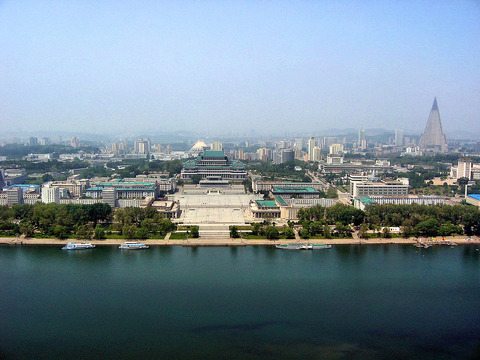1200px-0322_Pyongyang_Turm_der_Juche_Idee_Aussicht