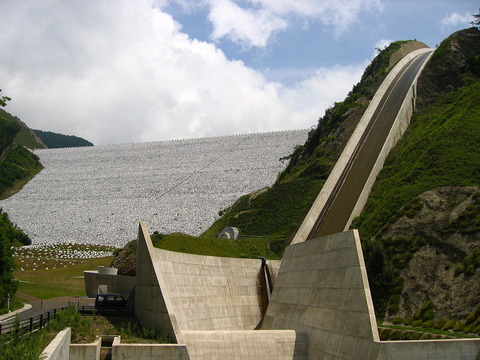 1200px-Minamiaiki_Dam
