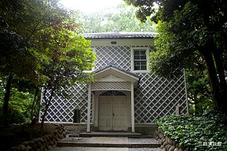 330px-三田演説館-慶應三田