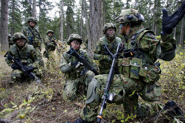 ライター「自衛隊を分離分割して専門的な災害救助隊を作るべき！そして、不要な超高額武器の購入費をこちらへ回すべき！」