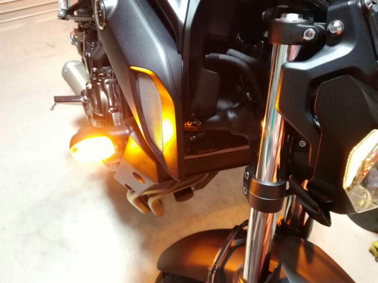 ランニングライト オートバイインジケーターターンシグナルライト ヤマハ用 MT07用 MT09用 FZ 16 FZ1 オートバイのインジケーターターンシグナルライト のために MT07 Tenere 700 XJ6 FZ6 MT09 ライトランニング