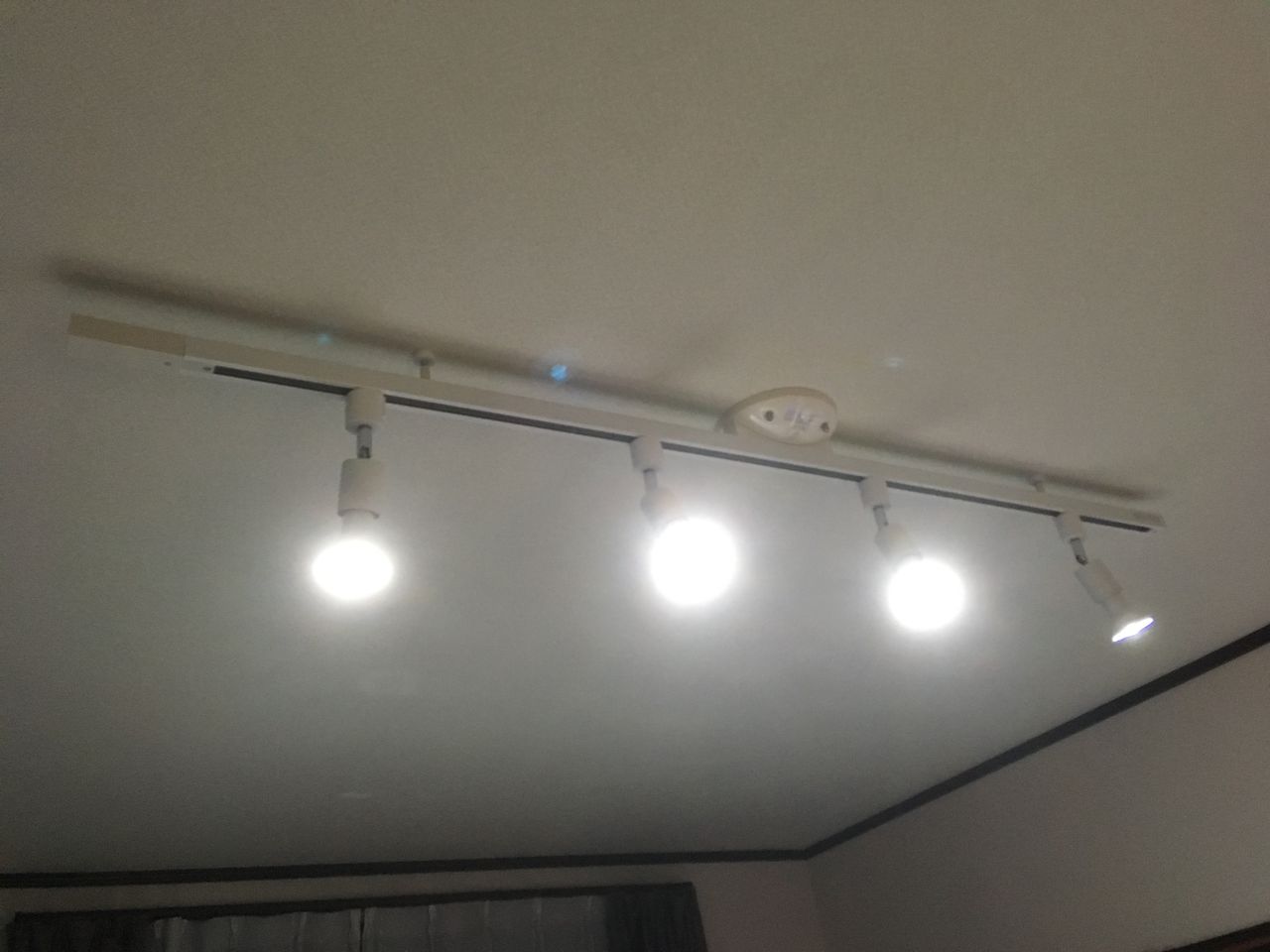 ライティングダクト Ledスポットライトを自室に設置 日々の雑感