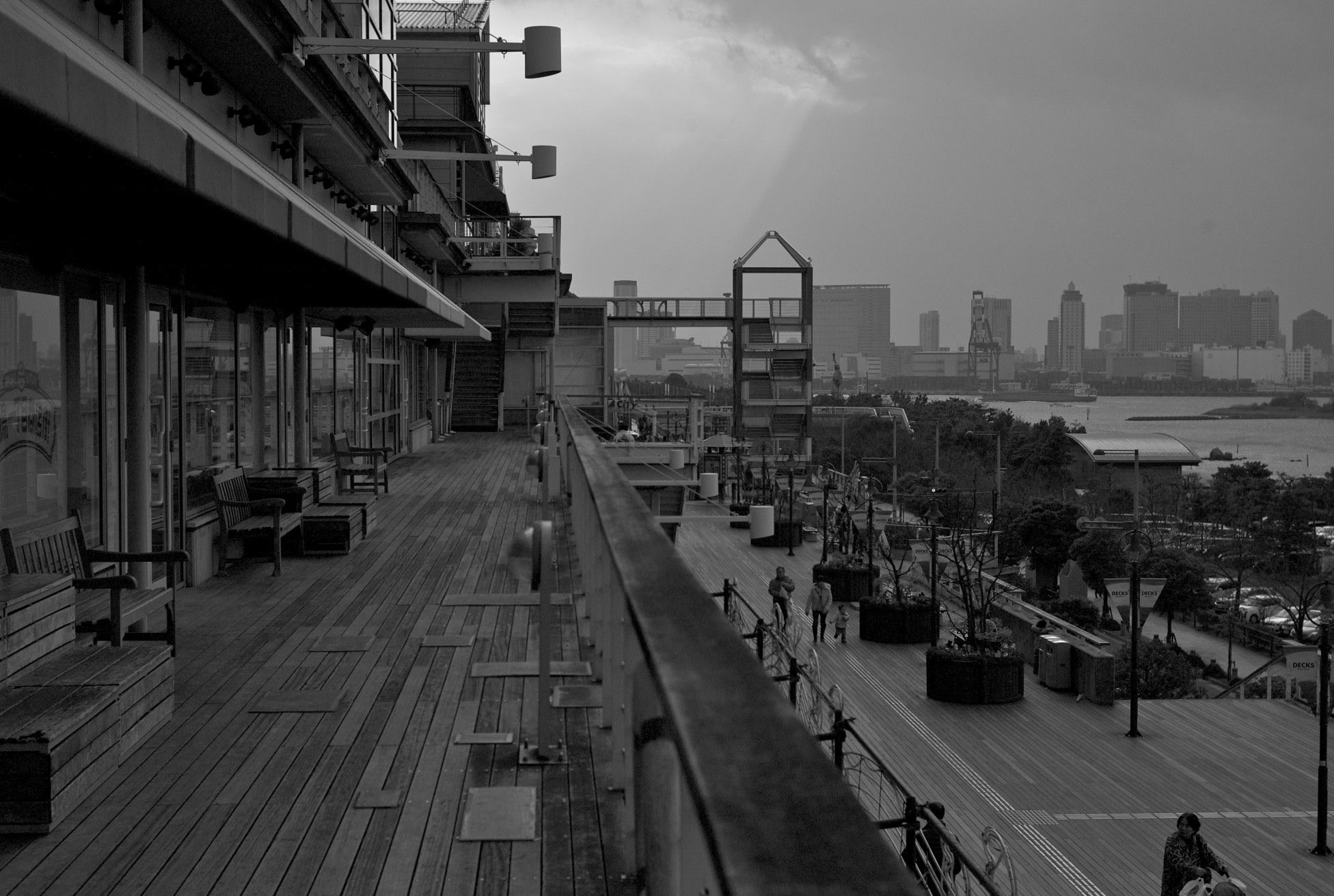 デックス東京のシーサイドデッキ 東京モノクローム
