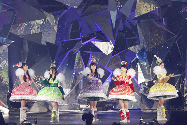 ももいろクローバーZ「White Hot Blizzard MOMOIRO CHRISTMAS 2013