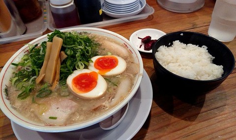 喝采ラーメン(硬麺+ネギ多目+こってり+味付け玉子)+小ライス