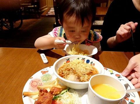 お子様セットに喰らいつく