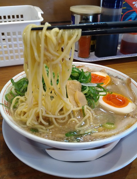 喝采らーめん(こってり+硬麺+ネギ多目+味玉)②