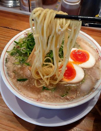 喝采ラーメン(硬麺+ネギ多目+こってり+味付け玉子)②