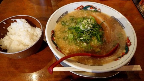 宝ラーメン(硬麺+ネギ多目)+ライス(小)