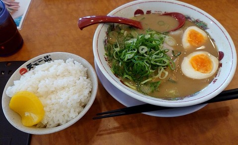 味付煮卵ラーメン(硬麺+ネギ多目+スープ多め)+ライス(小)