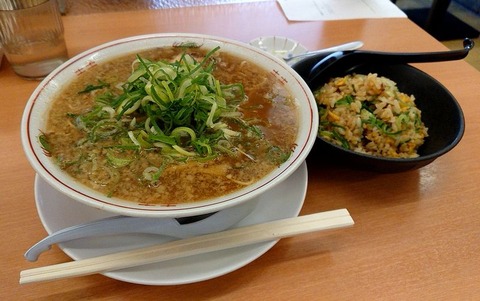 特選らーめん(並)硬麺+ネギ多目のミニ炒飯セット