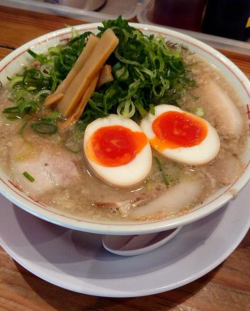 喝采ラーメン(硬麺+ネギ多目+こってり+味付け玉子)①