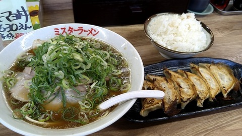 ミスターラーメン醤油(並)硬麺+ネギ多目+餃子セット