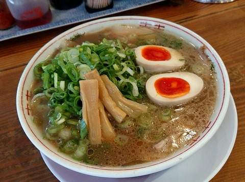 喝采ラーメン(硬麺+ネギ多目+味玉)①