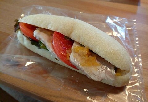 自家製ゆで豚とパヴ菜園産ゆずドレッシングのサンドイッチ