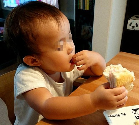 クロックムッシュに喰らい付く