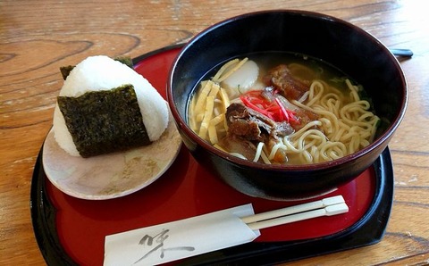 ソーキそばとジャンボおにぎり(梅)