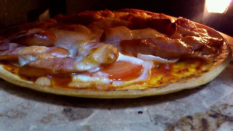 フレッシュトマトとソーセージのPIZZA