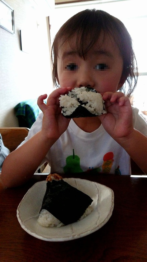 塩こんぶむすにかぶりつく2