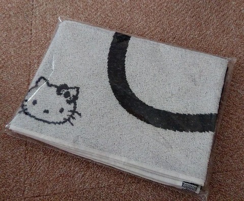 3枚目のHello Kittyスポーツタオル