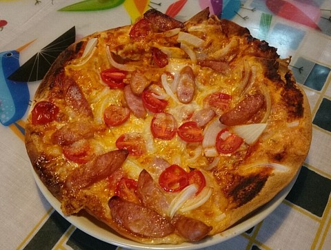 クラッシュトマトと粗挽きウインナーのPizza