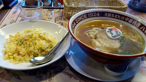 醤油ラーメンとハーフチャーハン