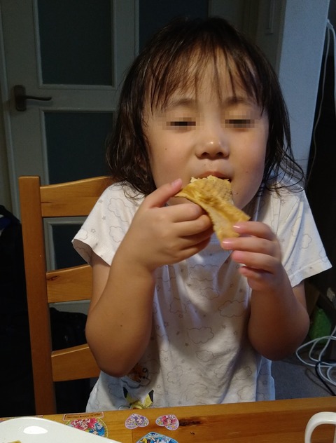 カスタード餡に喰らいつく