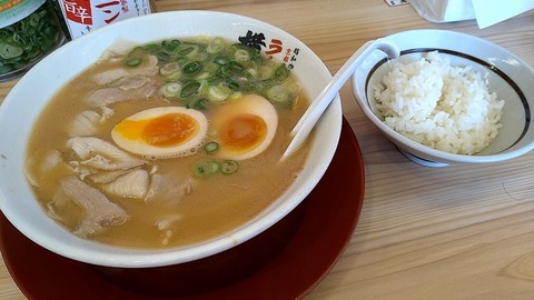 味玉ラーメン(硬麺+ネギ多目)+ライス小