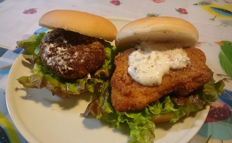 サークルKのチキンのキャベツメンチカツとフライドチキンのサンド