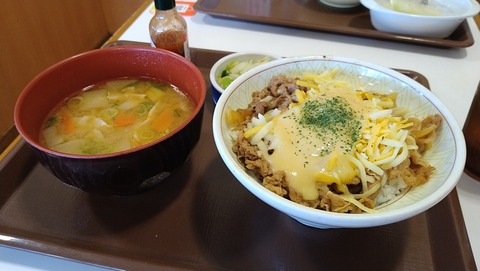 とろ～り3種のチーズ牛丼と豚汁おしんこセット