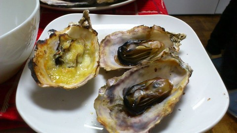 殻付き牡蠣のマヨチーズ焼と醤油焼