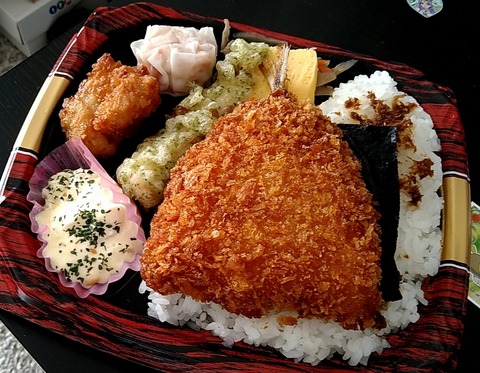 大きなアジフライ海苔弁当