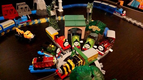 大賑わいの機関庫