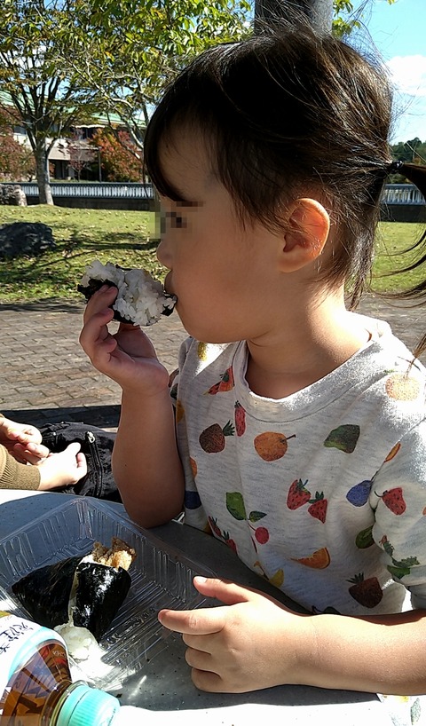 塩こんぶむすに喰らいつく②