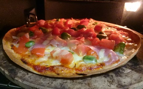 クラッシュトマトと生ハムと自家製そら豆のPizza