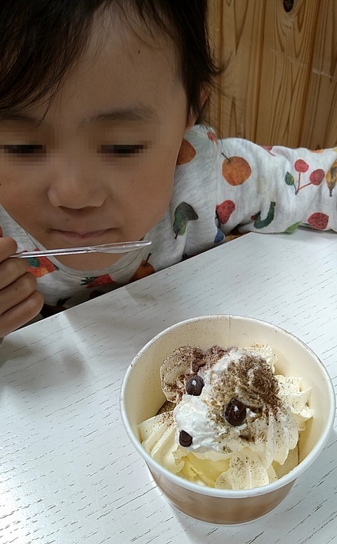 わんちゃんアイスに喰らいつく②