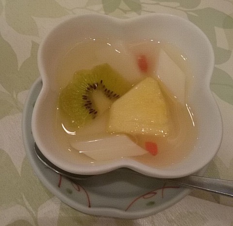 季節のフルーツ入り杏仁豆腐