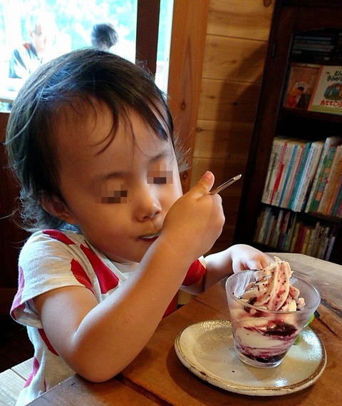 ブルーベリーソフトに喰らいつく姫