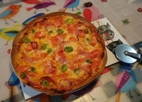 クラッシュトマトと生ハムと自家製そら豆のPizza②